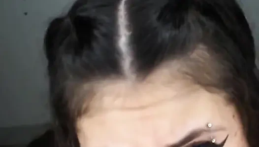 Güzel 18 yaşındaki kız yaraktan tüm dölleri boşaltmayı seviyor