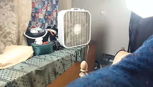 Esmer bir beysbol sopası sürmek ve onu kedi delinmiş