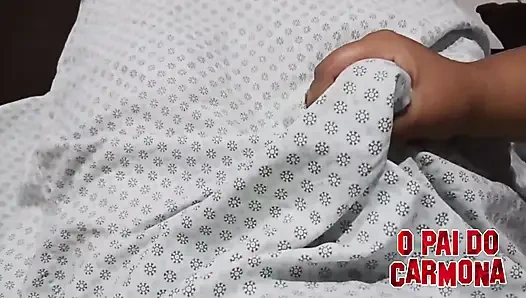 Üvey kızım Fuji hastaneden geldiğinde bana el işinde yardım etti