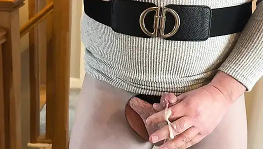 Kadın kılıklı kendisiyle oynuyor ve taytına boşalıyor