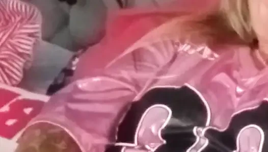 Yumruk sokma oyuncağı ile pembe ıslak görünüm