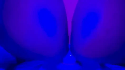Zenci tanrıça sızdırıyor: neon tanga ve dildo fışkırtıyor