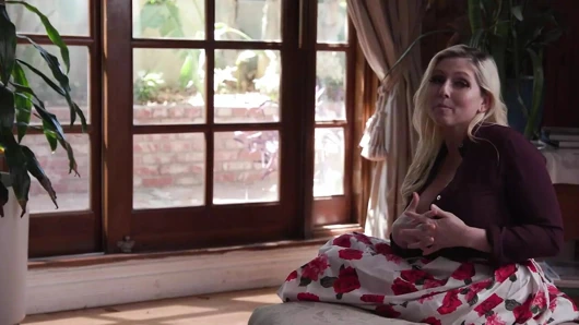 Delphine films - orta yaşlı seksi kadın Christie Stevens kocasını üvey oğluyla aldatıyor