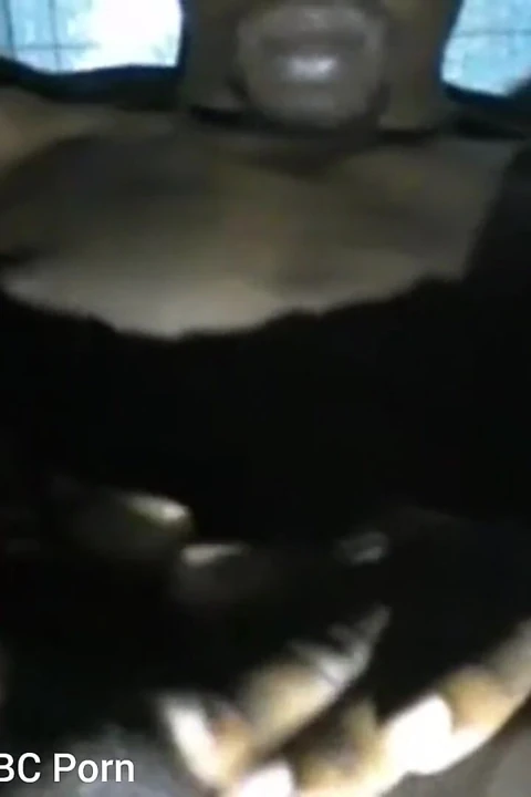 Yakın çekim büyük siyah yarağımı okşuyor