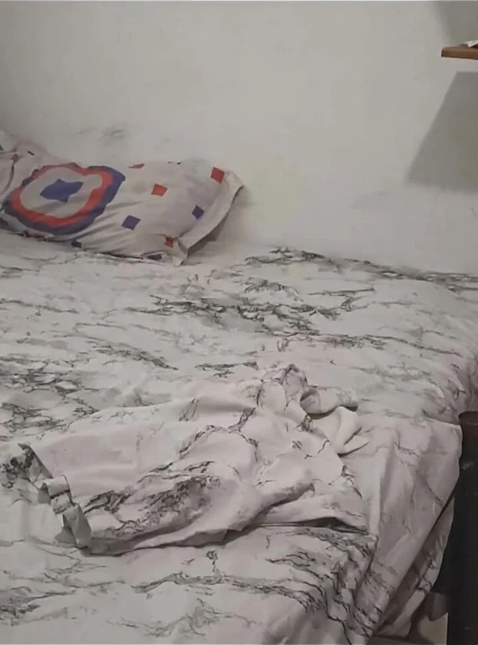 Seksi üvey anne yatak odasını tangayla temiziyor ve üvey oğlu için kendini filme alıyor