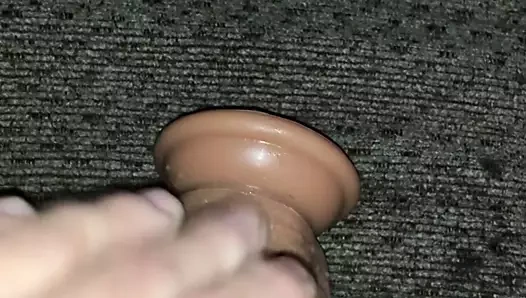 Sıkı dyke kedi gobbling yukarı ona yapay penis