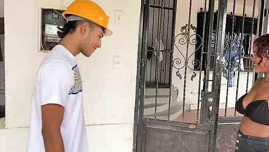 Bayanın bana ödemesinin hiçbir yolu yoktu, bu yüzden onu güzel amcığı ve büyük göğüsleriyle şarj ettim