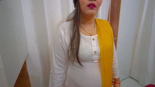 Sevimli üvey kız kardeş üvey erkek kardeşiyle aynı yatağı paylaşıyor, kaşık pozisyonunda sert sikişiyor.