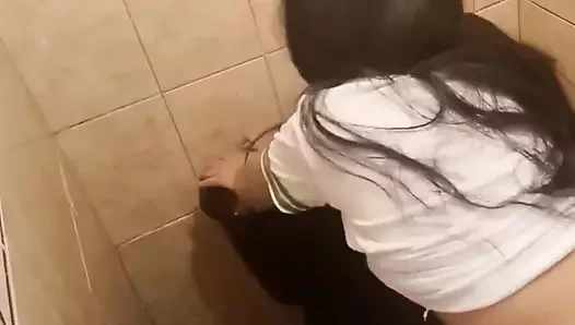 Sınıf arkadaşımla banyoda ev yapımı sikişiyor! Teneffüs sırasında sikişmek için banyoya gideceğiz