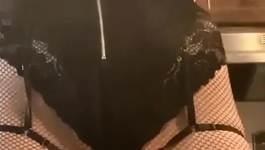 73 dev kadın minik mutfakta yemek yapıyor