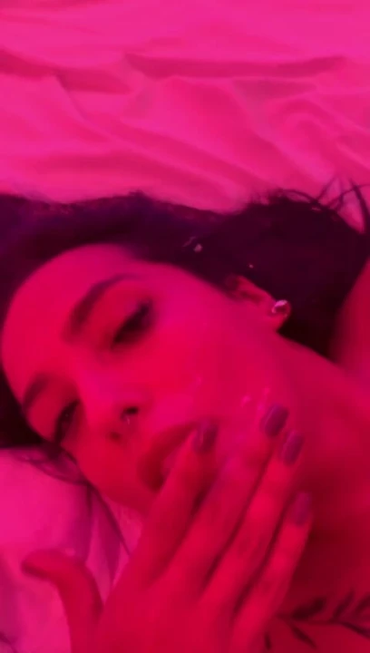 Молоко на ее лице и трахается 2