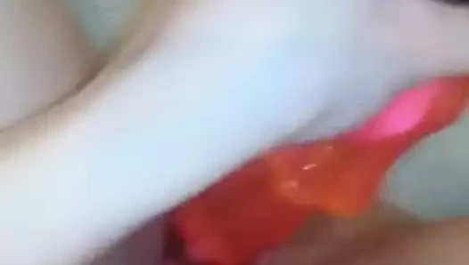 Banyoda bir oyuncakla kendini sikikleri
