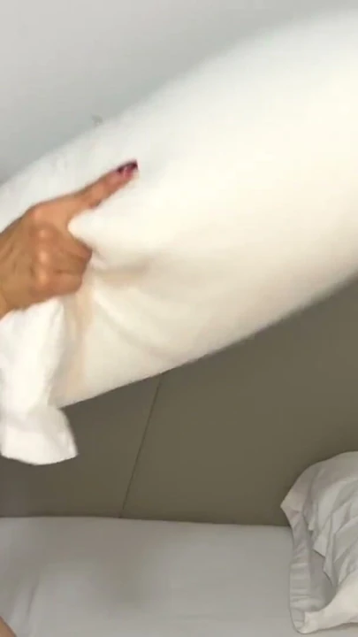 Üvey annem bizi keşfediyor ve sonunda aramıza katılıyor | Klip 1