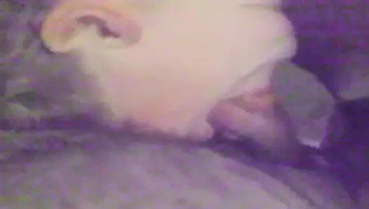 Utangaç bir fahişe ilk müşterinin horozunu emiyor