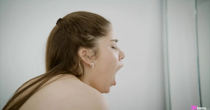 Кончаю по всей фигуристой Chloe Lapiedra