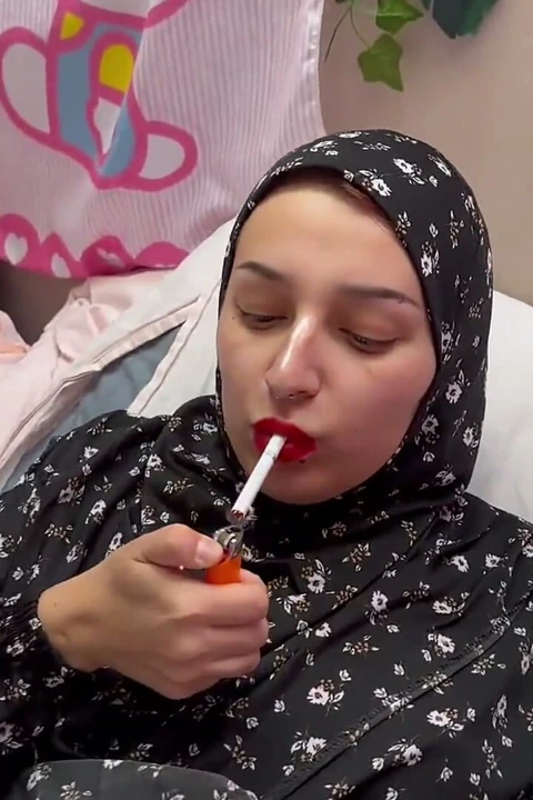 Müslüman üvey anne yatak odasında sigara içiyor