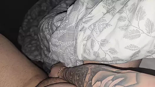 Üvey anne dövmeli üvey oğlunun yarağına utanmadan 31 çekiyor