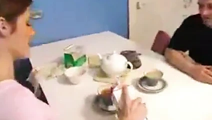 Kocası çalışıyor, karısı gardner ile evde