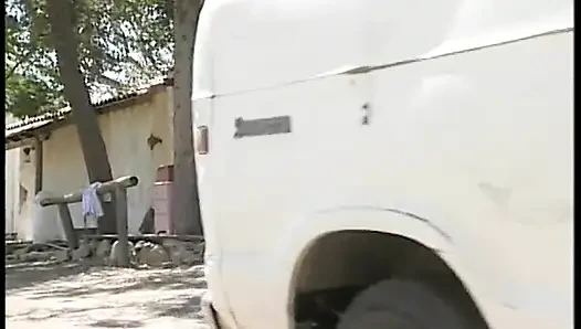 İki adam sürtük sarışının bir makine tarafından amından sikilmesini izliyor