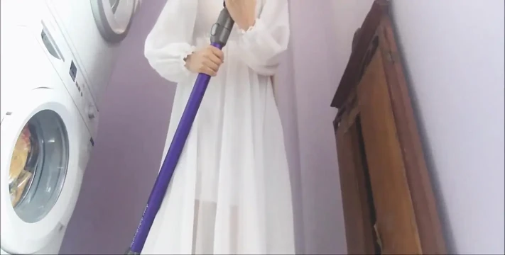 Chantal iyi bir ev hanımı ama bazen elektrikli süpürgeyle çok fazla kalıyor