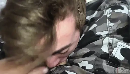 Young Hole sikiliyor