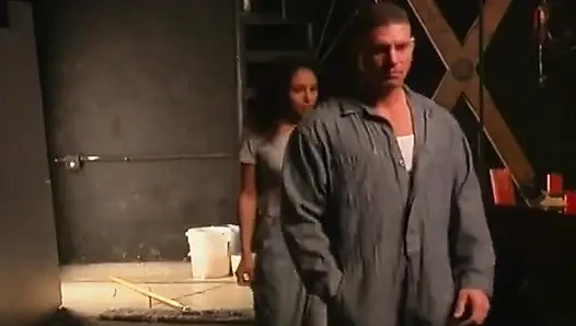 Sıska esmer zonklayan yarakla sikiş için bacaklarını geniş açıyor