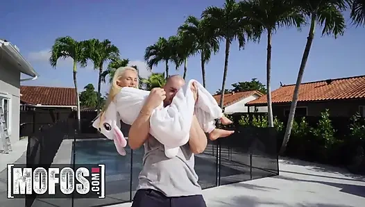 Mofos - minyon Alice Merches ve Sadie Hartz vahşi paskalya yumurtası maceralarından sonra açık havada yarağa biniyor