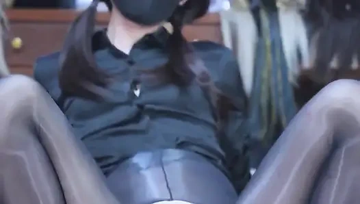 Sahte kız orgazma ulaşmana yardımcı olmak için çeşitli cinsel sahneler ve duruş eğitimi