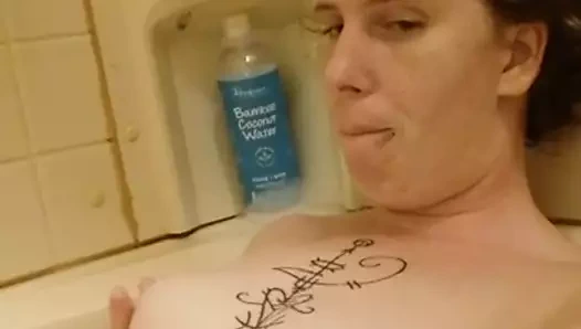 Freya sinn banyoda vücudunu sergiledi