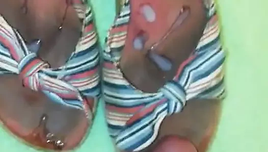 Ayakkabılarına cum - kama sandalet ayak izleri