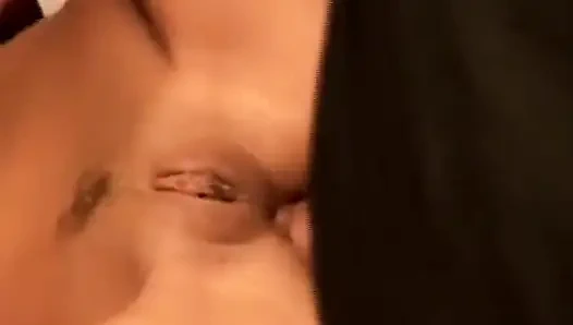 Doğal saçlı sarışın Alman genç erkek avcısı nostaljik sahnede anal seks yapıyor