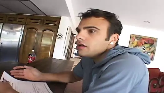 18 yaşındaki Kinzy Jo'nun güzel götlü ve şımarık küçük memeli genç bir vücudu var.