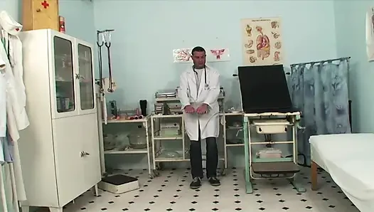 Şanslı doktor sınav sırasında çarpıcı bir Fransız bebeği sikiyor