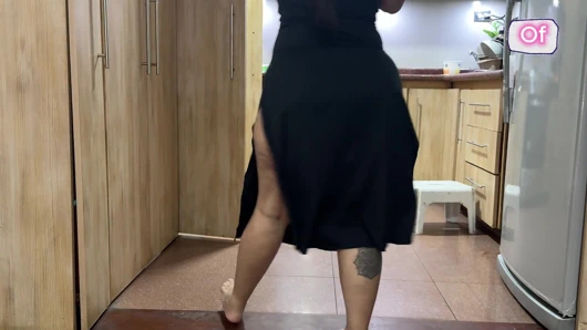 Ev hanımı onu baştan çıkarmak için komşustan yardım istiyor, kocası orada değil ve aldatılıyor 🤐 mu?