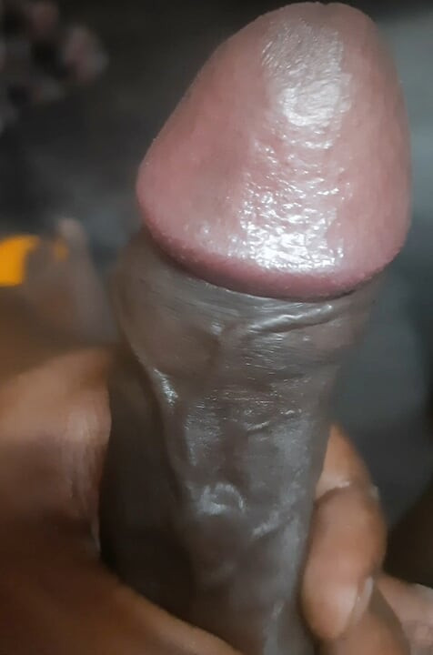 Genç bir Güney Asyalı adam evde kendini uyarma alıştırması yapıyor.