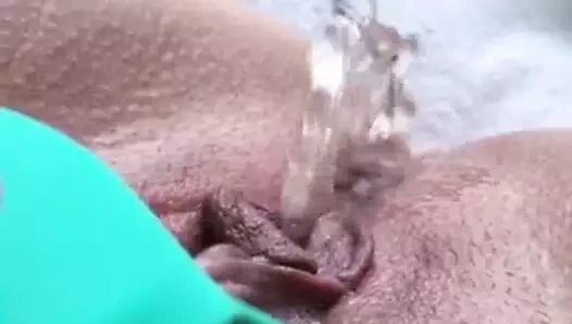 Güzel kadın sensually masturbates dev yapay penis ve squirts