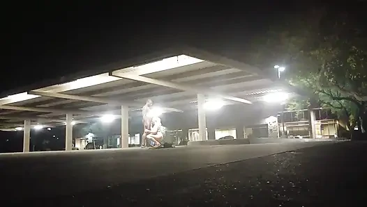 Boş bir otoparkta riskli seks!
