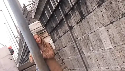 Bu Güzel Büyük Memeli Kız Sokakta Mastürbasyon Yapıyor Ve Evde Sakso Çekiyor