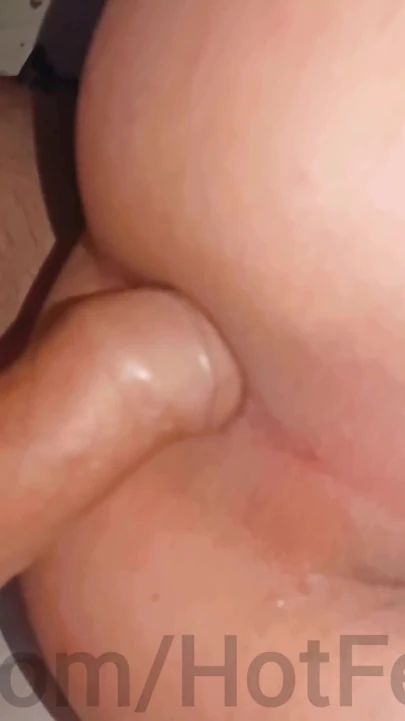 Güzel ve pürüzsüz bir götte güçlü, büyük bir yarak! Close!