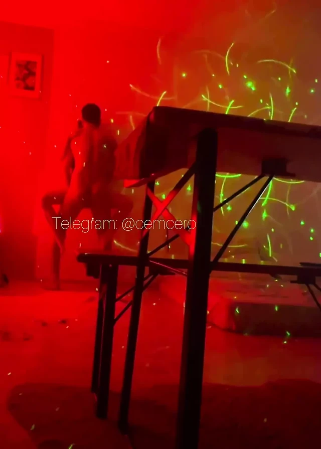 ARKADAŞIMIN KARISINI EVDE YOKKEN MASAYA YATIRIP SİKTİM…