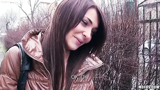 Halka açık pikaplar - Alexis Brill uzaktan utangaç görünebilir, ama o bir ucube