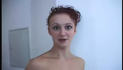 Onu sertçe becermeden önce vücudunu okşa