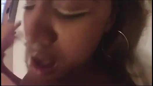 Siyah sürtük amında beyaz sert yarağı seviyor!