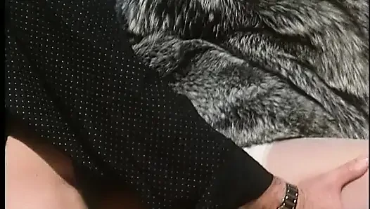 Edepsiz orta yaşlı seksi kadınla açık havada klasik anal seks
