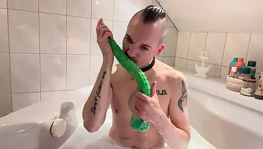 Aptal ibne sürtük öğürüyor