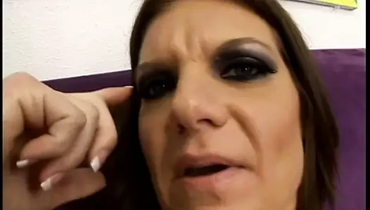 Güzel esmer züppe milf ile eski toprak yolda gider