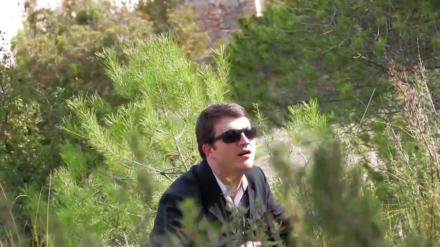 İki ateşli kız kırsalda amcık yalarken yakalandı ve sikildi