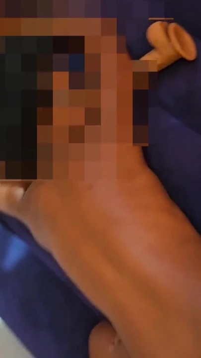 Dildoyla mastürbasyon yaparken bulun ve onu sikin | Klip 1