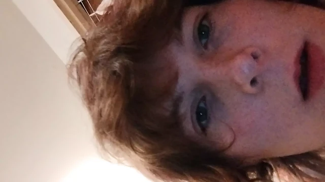 Сисси трахает себя