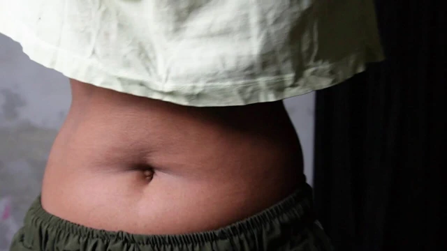 Desi güzel bir ev hanımı iki adamla sikişiyor, emiyor